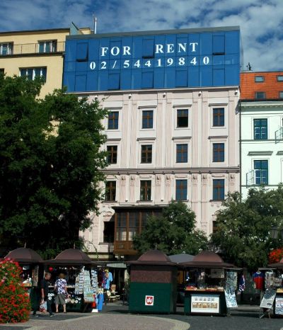 <strong>Meštiansky dom</strong><br>
Polyfunkčný objekt je zrekonštruovaným historickým objektom v Bratislave Starom meste, pozostáva z jedného podzemného a šiestich nadzemných podlaží. Na prízemí  sa nachádzajú reštauračné a zábavné priestory, vo vyšších podlažiach sú kancelárie