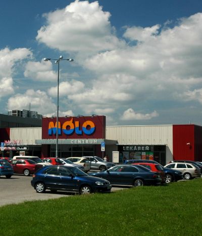 <strong>Molo Pezinok</strong><br>
Novostavba nákupno-zábavného centra pozostáva z prízemia a čiastočne s poschodia. Nachádza v Pezinku.